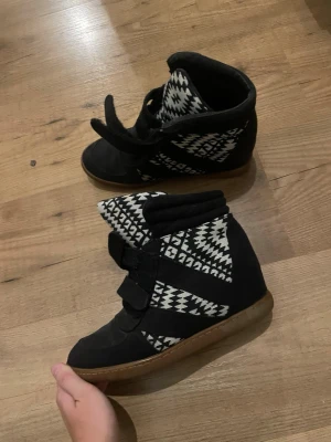 Sneakers  - Super coola sneakers med kilklack från stradivarius, jätte bra skick och använda max 2 gånger. 
