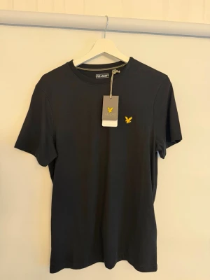 Svart t-shirt Lyle & Scott - Snarast provad herr t-shirt från Lyle & Scott i storlek S. Säljer då den tyvärr var för liten för min sambo.