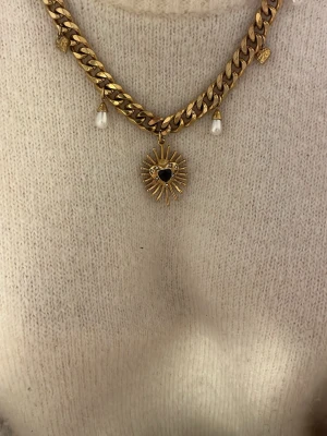 Woss halsband i Guld - Woss halsband i Fuld med pärlor och små guld hjärtan. 