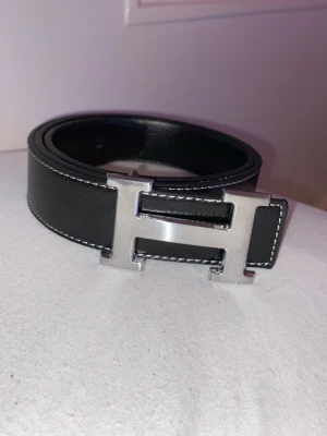 Hbälte - Svart silver H bälte, aldrig använt, pris kan diskuteras, kan även mötas i Stockholm. För mer bilder och info skriv privat!