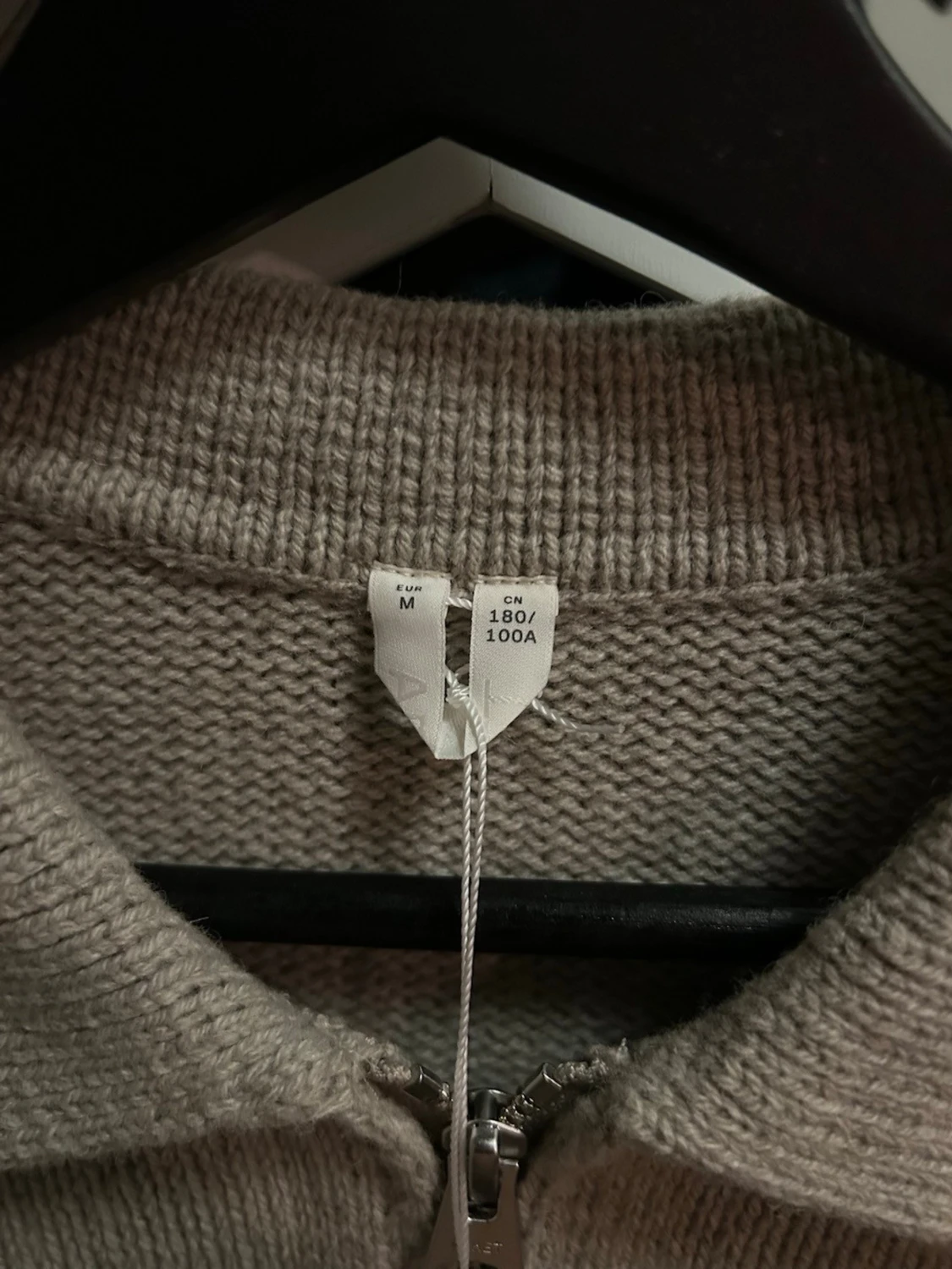 Beige stickad kofta från ARKET - 4