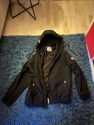 Moncler windbreaker - Moncler windbreaker Storlek M Ny Skick NFC Funkar Funkar Nu med en hoodie under till kallare Väder 