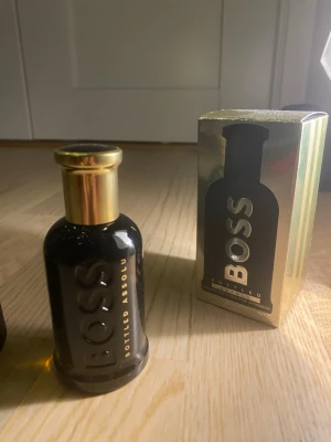 Boss Bottled Absolu parfym 50ml - Boss Bottled Absolu från Hugo Boss är en elegant parfym i en lyxig flaska. Volymen är 50 ml, perfekt storlek att ta med sig. Snygg design som passar dig som vill sticka ut med stil.
