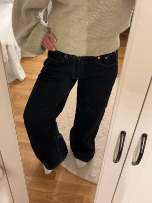 Vida jeans - Skitsnygga vida jeans från lager 157! Mycket bra skick i en mörkblå färg❤️säljer eftersom jag har dubbletter, går både att ha lågmidjade och mellan