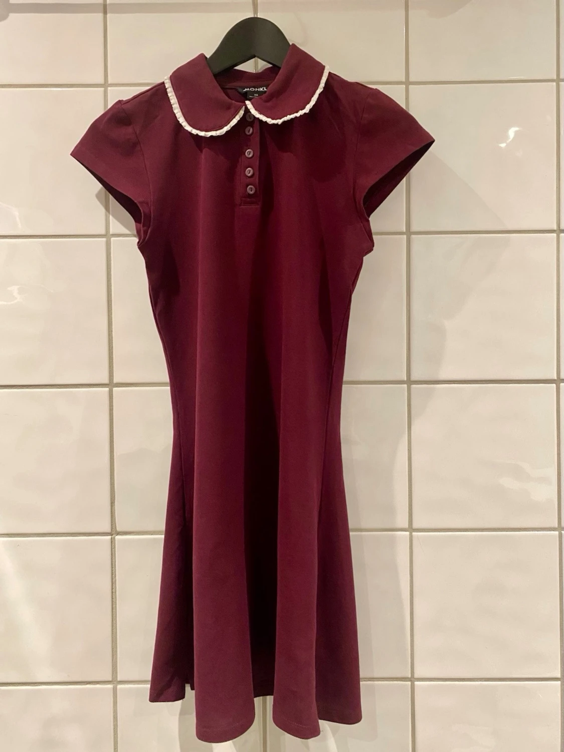 Vinröd kortklänning från Monki