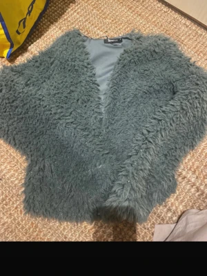 Grå teddyjacka från Gina Tricot XS - Fluffig och mysig grå teddyjacka från Gina Tricot i storlek XS. Jackan har en loose passform och är helfärgad utan mönster, perfekt för dig som gillar en chill och trendig look. Materialet är syntet och jackan har långärmade ärmar.