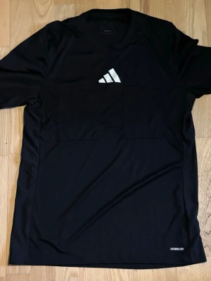 Domartröja Adidas L - Ordinarie pris - 499kr  Säljer en 10-12 gånger använd domartröja i storlek L från kollektionen REF 2024, köpt från en tysk sida. Vill säljas pga slutat som domare, men har använts av mig som distriksdomare.   Tveka inte att höra av er om ni har frågor! Kolla in min profil där det även finns andra färger som jag kan samfrakta!look.