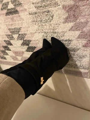 Svarta stövlar med spetsig tå - Har använts knappast en gång!