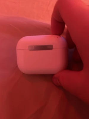 AirPods Pro - Säljer ett par AirPods Pro med laddningsetui och USB-C kabel. Hörlurarna är i fint skick och fungerar utmärkt, med aktiv brusreducering och trådlös laddning. Inga synliga repor eller skador. Perfekt för musik, samtal och träning.