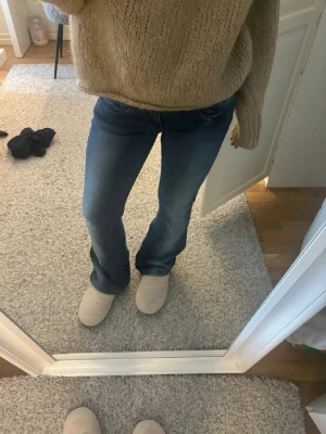 Blå bootcut jeans från Gina Tricot - Säljer ett par blå bootcut jeans från Gina Tricot i storlek S. Säljer jeansen för att dem är för stora för mig.