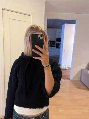Stickad hoodie  - Fin stickad hoodie från H&M i jätte fin marin blå. Den är köpt med struktur i tyget  💙