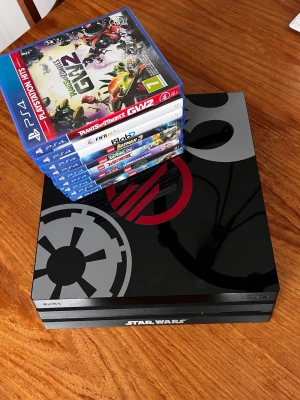 PlayStation 4 Pro Star Wars Special Edition + 9 spel - Snygg PlayStation 4 Pro Star Wars Special Edition i mycket fint skick. Inkluderar 9 populära PS4-spel, bl.a. LEGO-spel, FIFA 18 och Plants vs Zombies GW2. Perfekt för familjen eller samlaren. Konsolen och spelen ser välvårdade ut utan synliga skador. Kontrollen som kom med ps4 kommer ej med då den är trasig så inga kontroller följer med!!