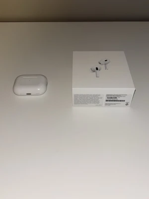 AirPods Pro (2022) - Apple AirPods Pro 2 (2022). Trådlösa hörlurar med aktiv brusreducering och silikonproppar. Viss kosmetisk slitage syns på etuiets utsida, men hörlurarna ser ut att vara i gott skick. Perfekt för musik, samtal och träning. I övrigt funkar ljudet inga konstigheter. Nypris 3300kr. Medföljer originalförpackning samt öronproppar. Ej öronproppar i medium storlek dock (de gick sönder). Om ni är intresserade och vill se kvitto så ska jag försöka hitta. Fick dessa airpods som en present. 