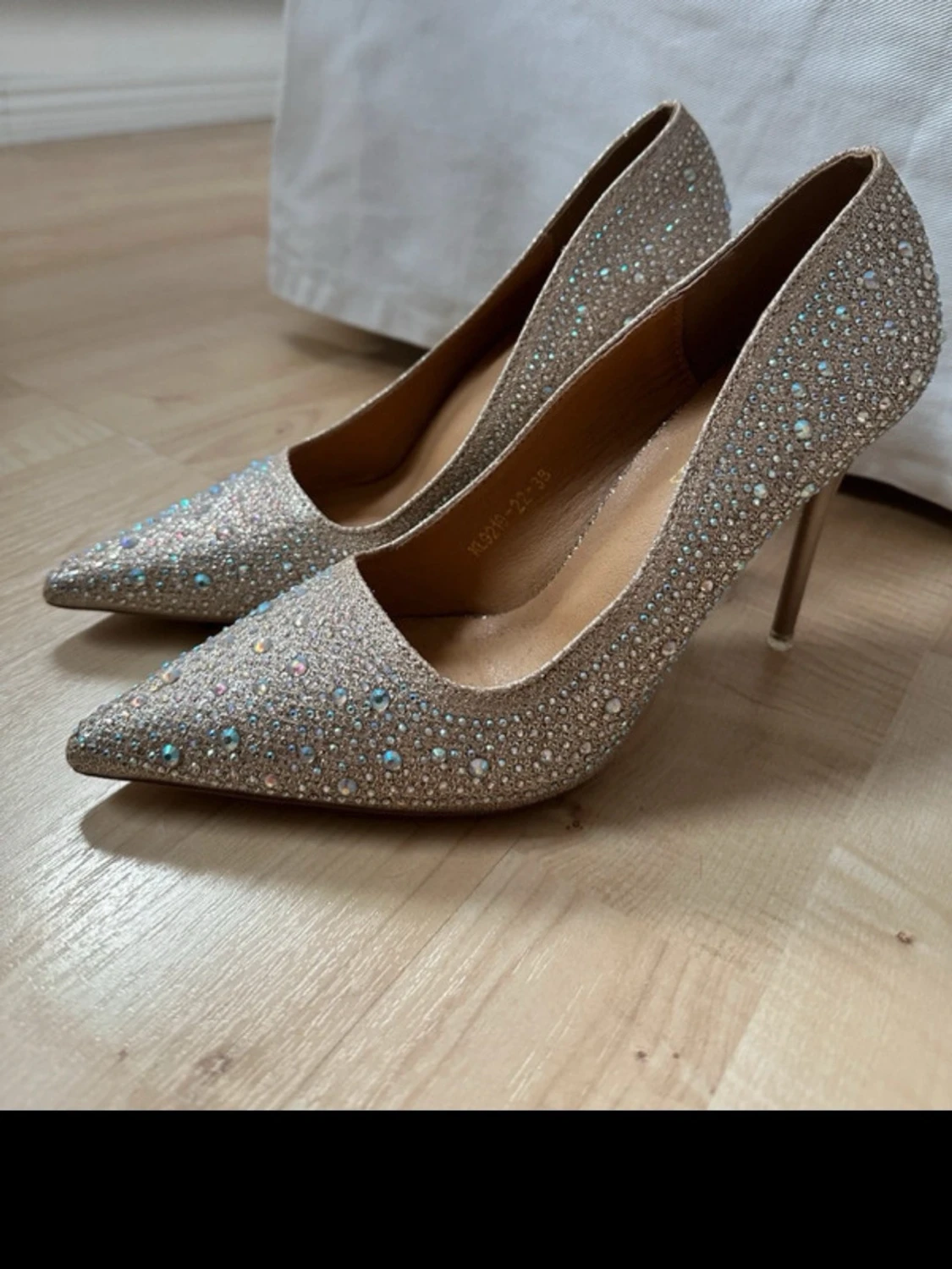 Glittriga pumps med spetsig tå