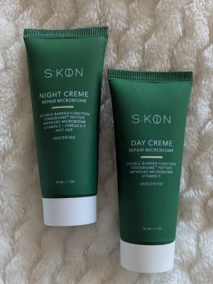 SKØN Night & Day Creme Repair Microbiome - Två tuber med SKØN Night Creme och Day Creme, båda oscenterade och med 30 ml vardera. Endast provade.