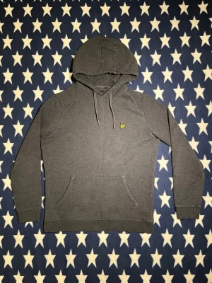 Hoodie från Lyle and Scott - Grå tröja i väldigt bra skick från lyle and scott. Är i storlek M, men sitter lite slimmat. Hojta till vid minsta lilla fundering!