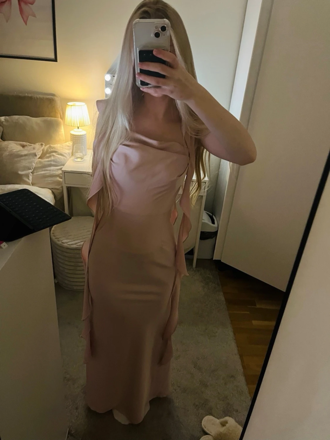 Ljus rosa siden klĂ€nning med flowiga volangerđ