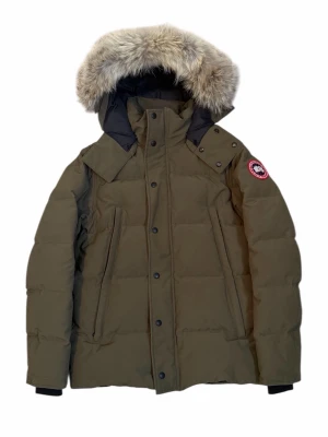Canada Goose Parka Wyndham  - Canada goose Wyndham. Storlek S. Färg Oliv grön. Pris 7990kr. Finns att köpa på våran hemsida, Fashionels.com