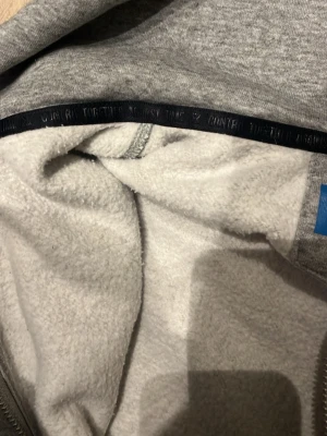 Grå hoodie med zip - Grå zip hoodie som helt ny aldrig använt från stadiums egna lite finare märke i storlek small med skönt material inuti 