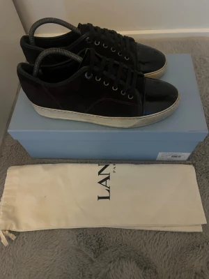 Lanvins uk5 - Säljer bruna/vinröda lanvins i uk5. Box och dustbag medföljer. Bra skick förutom scratches på toen. Kan gå ner i pris vid snabb affär. Hör av er