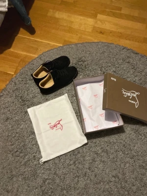 Svarta sneakers från Christian Louboutin - Säljer ett par svarta sneakers från Christian Louboutin med klassisk röd sula och diskret logga undertill. Pris kan diskuteras vid snabb förhandling