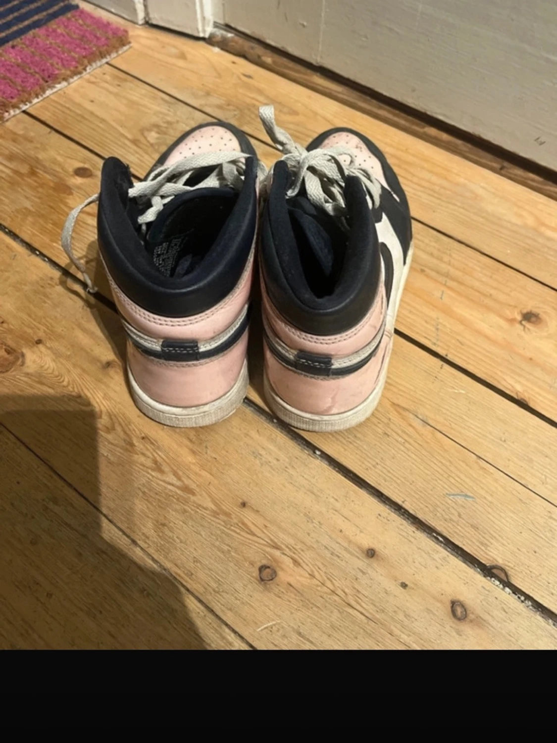 Nike Jordan 1 High i rosa och marinblå - 1