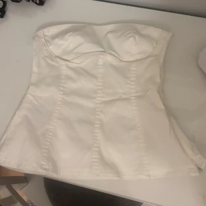 Ärmlös topp från Bershka - Jättesnygg vit ärmlös topp från Bershka🤍🤍 Storlek S. Knappt använd🫶🏼