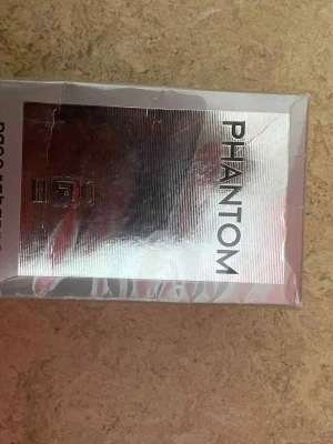 Phantom parfym, ny i förpackning - Phantom från Paco Rabanne, en modern parfym med innovativ touch. Tillverkad i Frankrike. Förpackningen är obruten och har en cool, futuristisk design som sticker ut. Perfekt för dig som gillar trendiga produkter.