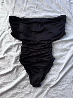 Svart offshoulder body - Snygg off-shoulder body. Storlek S och i fint skick!!🥰🥰🥰💗💗 Har en tejpbit under för att hålla fast tyget, går inte bort i tvätten (men syns inte).