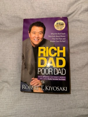 Rich Dad Poor Dad - Upptäck skillnaden mellan hur rika och medelklassen tänker om pengar! Den här boken ger dig nya perspektiv på ekonomi och hur du kan ta kontroll över din framtid. Perfekt för unga vuxna som vill förstå pengar och bygga en smartare väg mot ekonomisk frihet.
