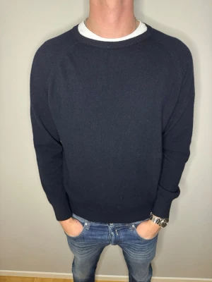 Mörkblå stickad tröja Oscar Jacobson - Snygg mörkblå stickad tröja från Oscar Jacobson i storlek M. Tröjan har rund halsringning och långa ärmar, perfekt för dig som gillar klassisk och enkel stil. Materialet är mjukt och skönt, passar bra till jeans! Skick 9/10. Vi kan gå ner i pris vid snabb och smidig affär. // Studio II Resell 