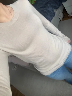Beige stickad tröja - Jätteskön och lätt stickad tröja ifrån lager 157! Är i storlek S men passar även xs. Använt ett par gånger🫶🏼