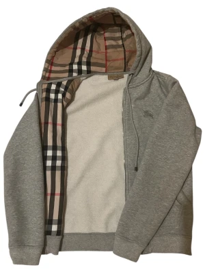 Burberry hoodie med dragkedja - Säljer denna snygga tröja från Burberry. Den är i mycket bra skick ser typ helt ny ut och fraktar den med originala Burberry påsen. 