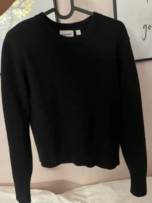 Svart stickad tröja från Kappahl - En svart stickad tröja från Kappahl i storlek S. Tröjan är finstickad, materialet är bra då den används en del!