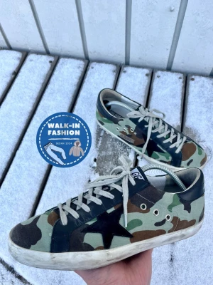 Golden Goose cammoflauge skor - Säljer ett par Golden Goose sneakers med grymt camouflage-mönster som är sjukt sällsynta. Skick 8.5/10 sjukt bra utan allt för tydliga täcken på användning! Nypris 7000kr men säljs nu för endast 3299kr. Har dessvärre ingen box eller dustbag. Hör av er vid frågor!