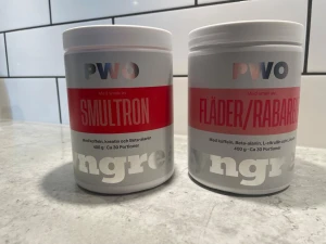 PWO Tyngre - Fläder/rabarber är oöppnad. Smultron har ett gäng portioner kvar, se bild. Nypris: 299kr/st