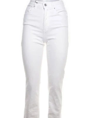 Vita jeansbyxor från Perfect Jeans - Snygga vita jeansbyxor från Perfect Jeans i storlek 36. Modellen har hög midja, klassisk femficksdesign och raka ben. Materialet är mjukt och stretchigt bomullstyg som sitter bekvämt hela dagen. Perfekt för dig som gillar en clean och fräsch look.