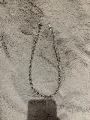 Halsband - Säljer detta halsband jag fick av min mormor i julklapp. Vet ej vart den kommer ifrån och vet ej om de är äkta silver. Ingen skada eller nånting helt ny! Om du är intresserad så kan du få ett relativt bra pris!