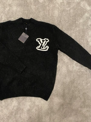 Tröja fri frakt - Aldrig använd och lappen är kvar. Storlek S men stor i storleken. FRI FRAKT 🚚 