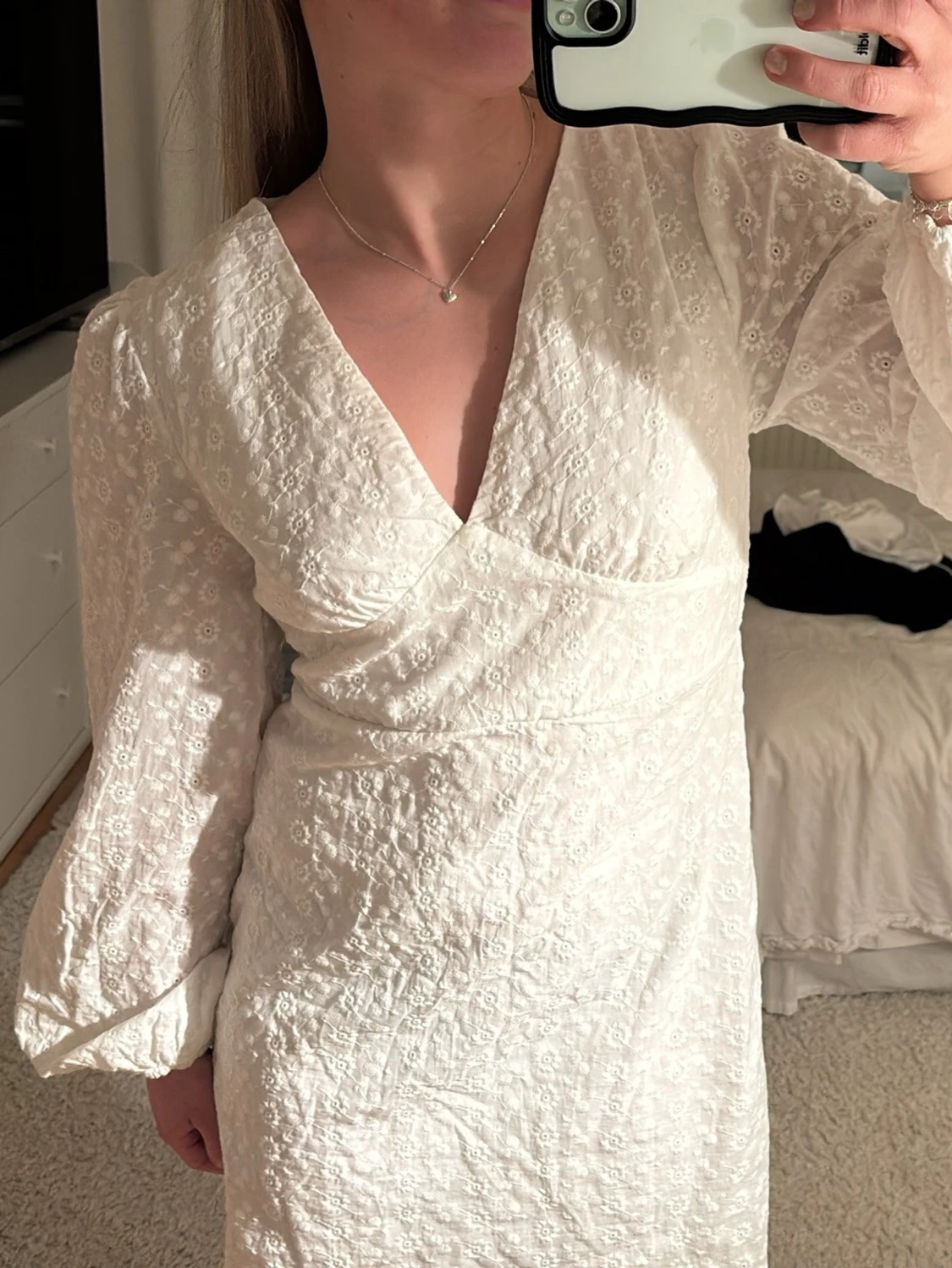 Vit kort klänning med broderade blommor - 1