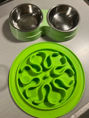 Slow feeder/ berikningstallrik + skålar  - Säljer en Slow feeder i silikon samt sn vatten/matskål. Jätte fint skick!