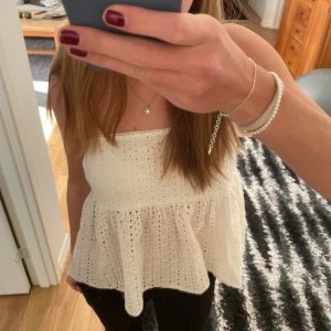 Söt topp - Suuuper snygg spets liknande topp/blus från Bikbok, använt många gånger, men i bra skick❤️😍Storlek M