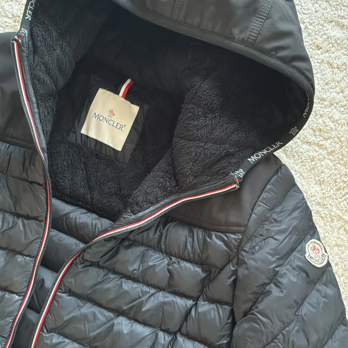 Svart Moncler dunjacka med huva
