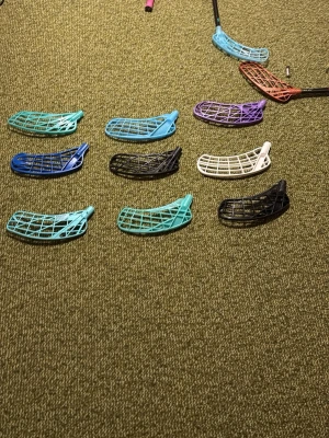 Innebandyblad - Bilden visar flera innebandyklubbor och blad i olika färger, men inga skor finns med.