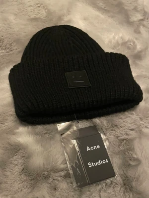 Svart acne mössa - Säljer denna snygga acne mössan som passar perfekt till de kallare vinterdagarna 😊