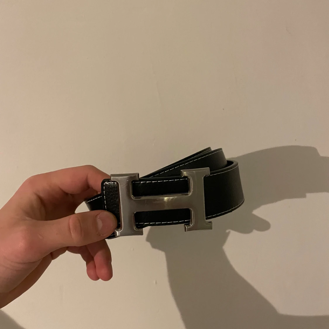 Svart skärp med H-spänne