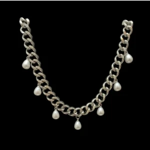 Chunky halsband med pärldroppar - Stilrent chunky halsband i silverfärgad metall med stora länkar och hängande droppformade pärlor. Köptes på Plick för ungefär en vecka sedan men har ej kommit till användning. Skulle säga storlek 50cm.