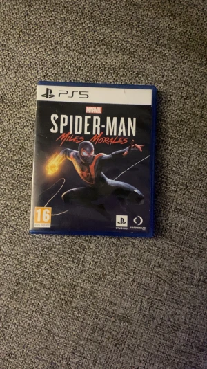 Spider-Man: Miles Morales PS5 - Spider-Man: Miles Morales till PS5 i originalfodral. Skivan och fodralet är i mycket gott skick, utan synliga repor eller skador. Ett actionfyllt äventyr med Marvels Miles Morales, PEGI 16. Perfekt för dig som vill ha ett spännande spel till din PlayStation 5.
