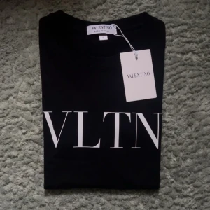 Valentino Garavani T-Shirt - Svart/Vit Valentino T-Shirt, 100% bomull