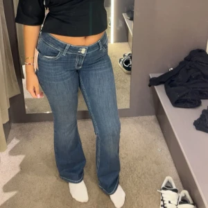 Blå bootcut jeans låg midja - Snygga blå jeans med bootcut passform och låg midja från Nelly. Pris kan diskuteras 